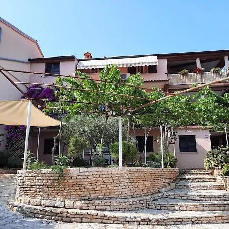 Apartment Nino In Pula Exterior photo